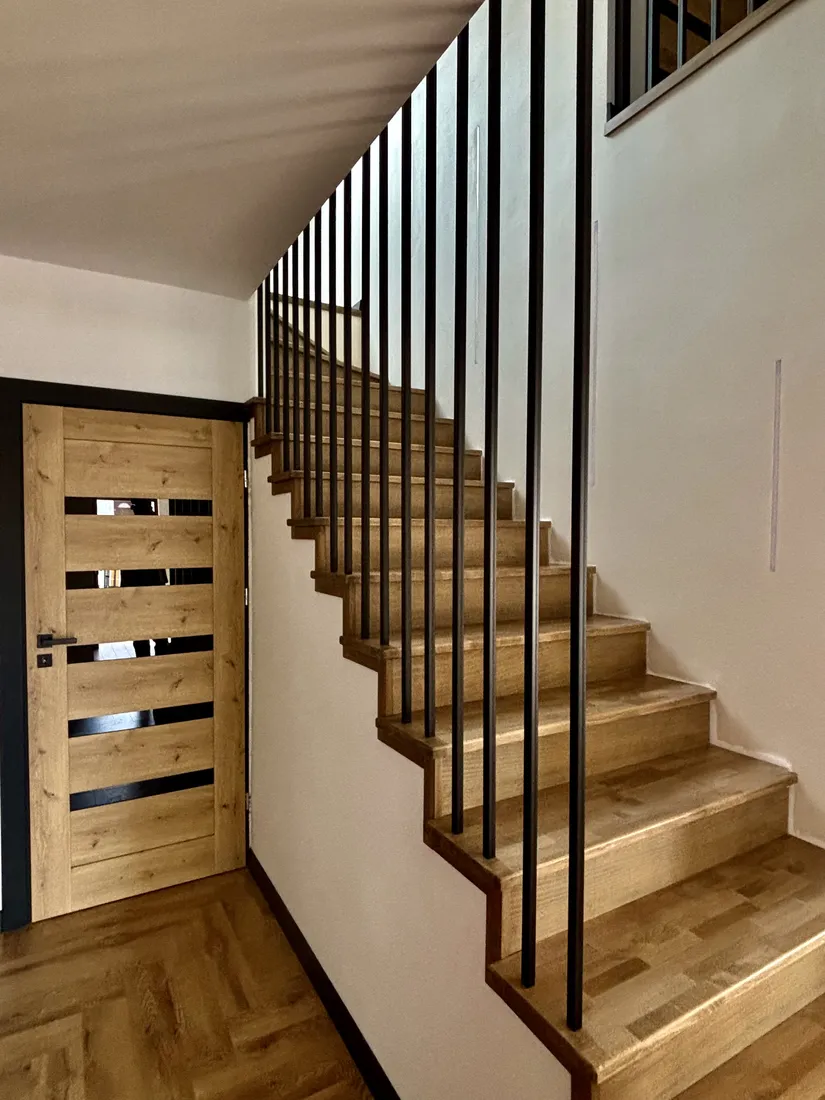 Schody z balustradą